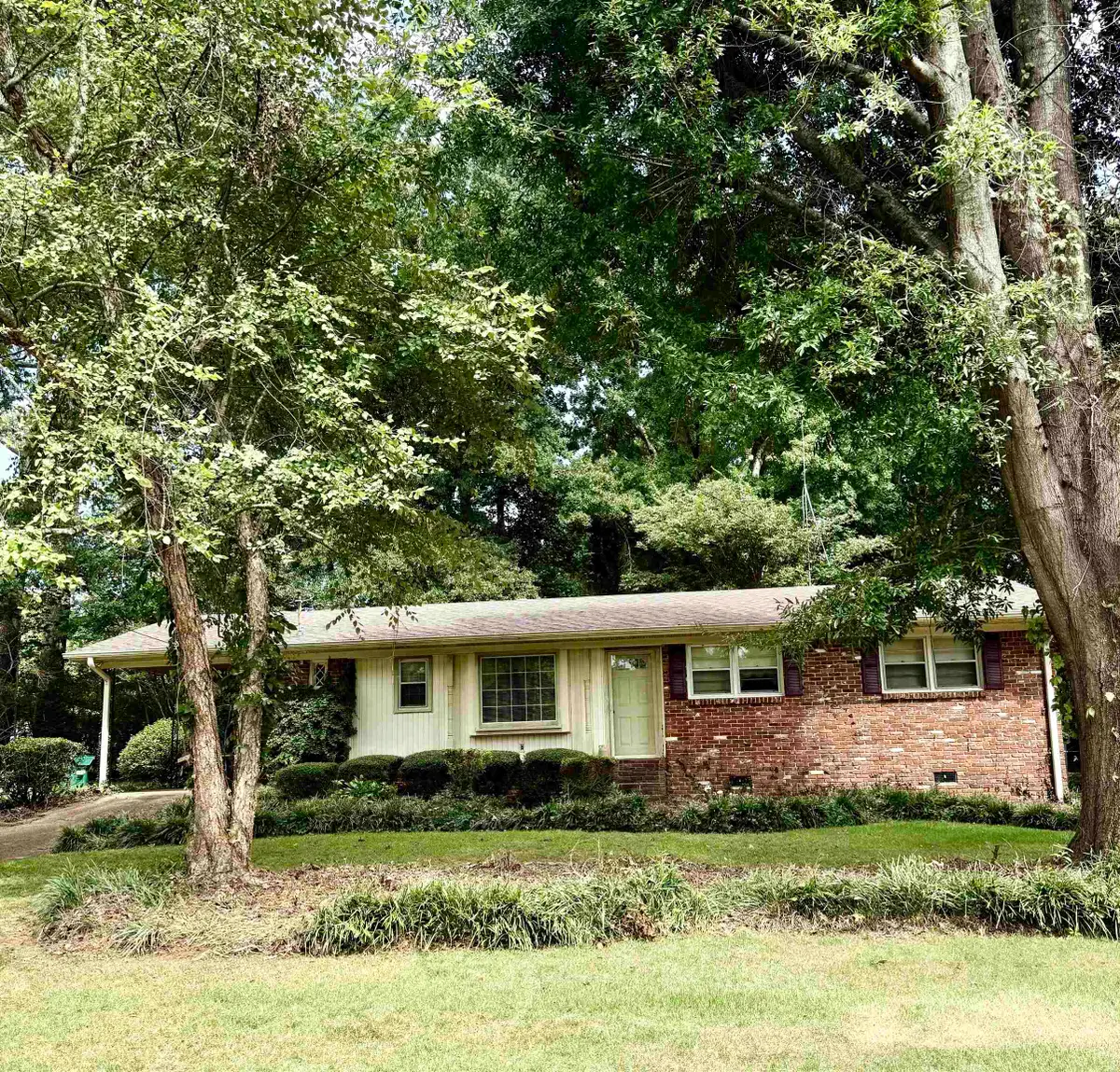 110 Hollywood Dr, Tuscumbia, AL 35674 - #1