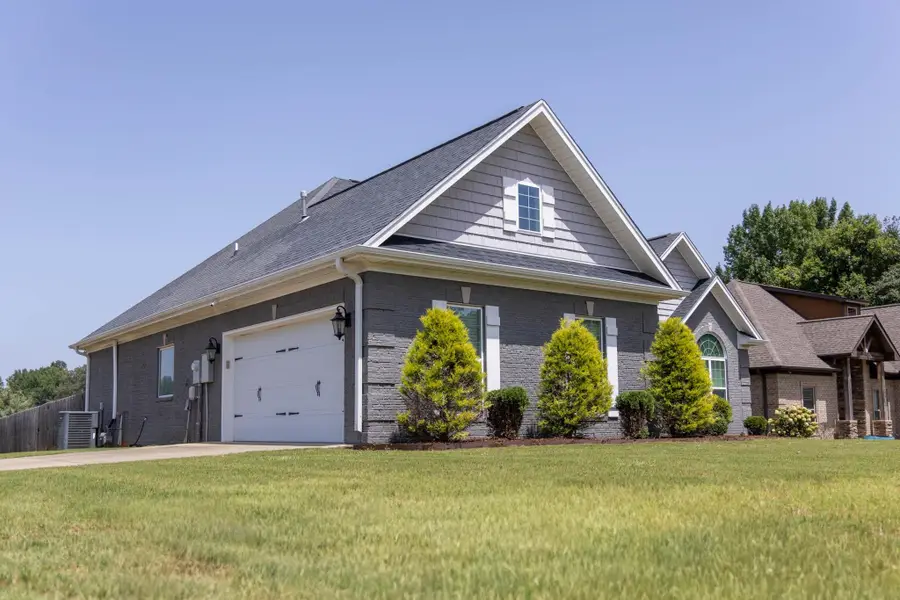 1001 Garrett Ln, Florence, AL 35633 - #2