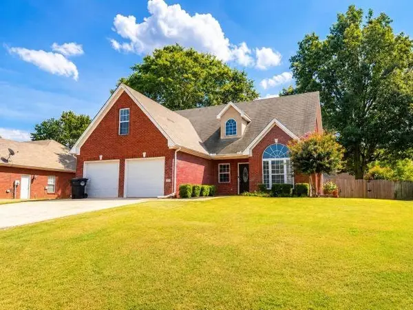 1912 Pleasant Dr, Muscle Shoals, AL 35661