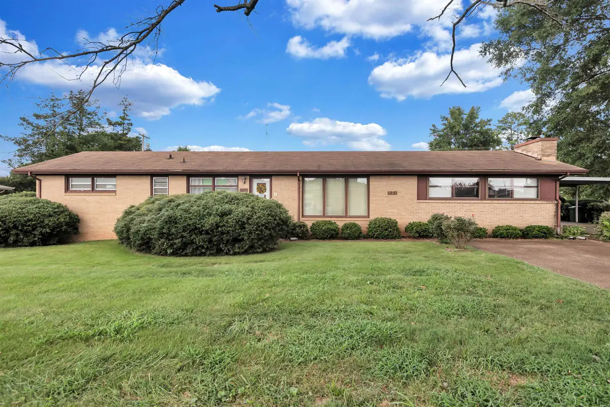 821 Buena Vista Ave, Muscle Shoals, AL 35661 - #1