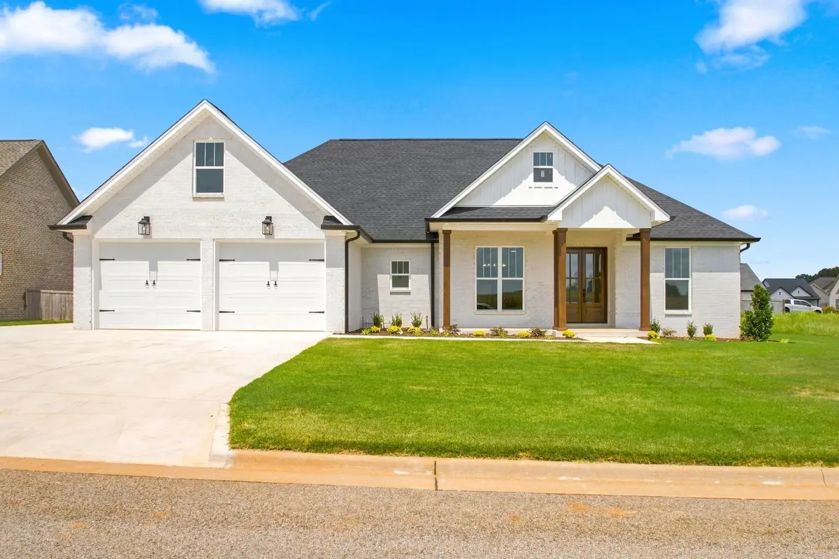 135 Grove Landing Dr, Tuscumbia, AL 35674 - #1