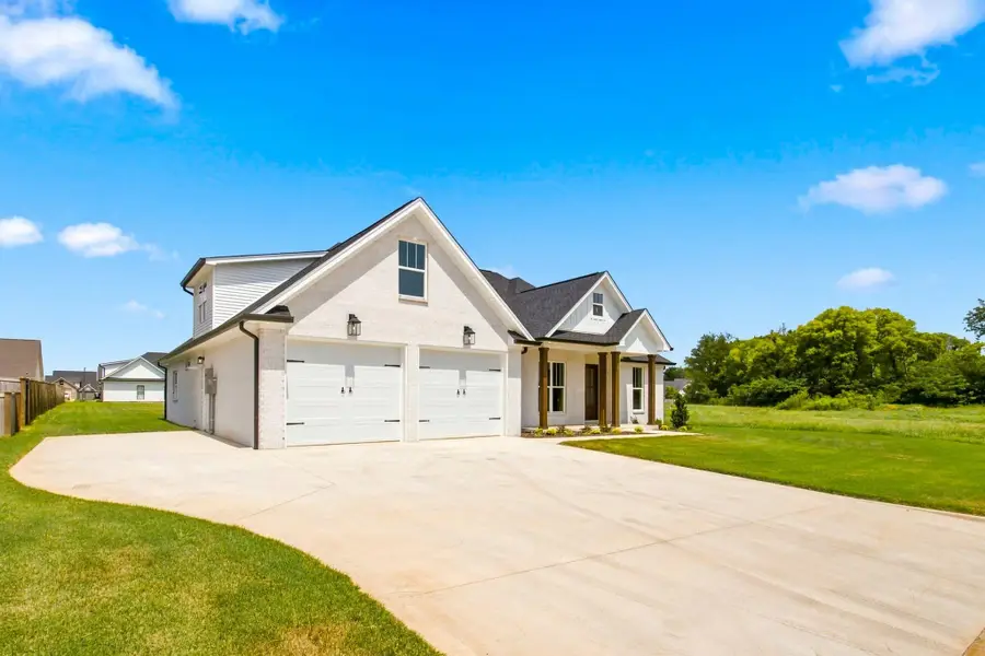 135 Grove Landing Dr, Tuscumbia, AL 35674 - #2