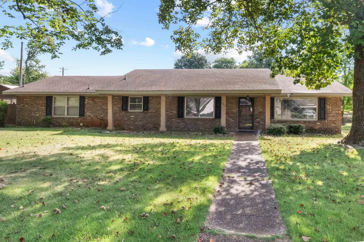 501 W Lakeside Dr, Florence, AL 35630 - #1
