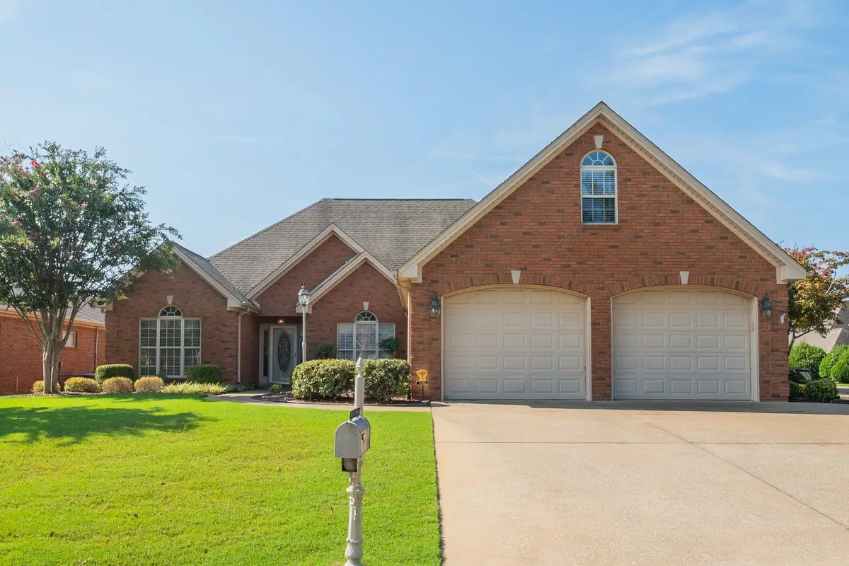 102 Old Hickory Dr, Florence, AL 35630 - #1