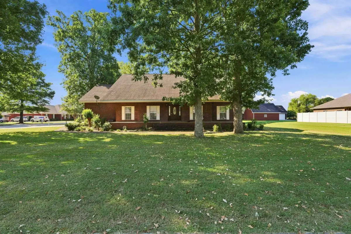 693 Brandon Dr, Muscle Shoals, AL 35661 - #1