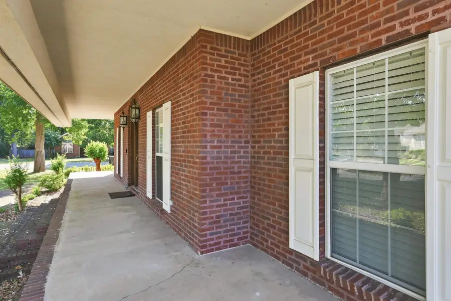 693 Brandon Dr, Muscle Shoals, AL 35661 - #2