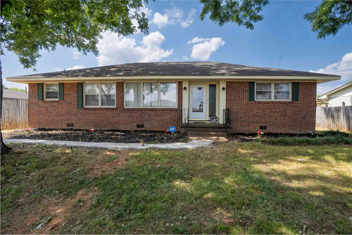 204 W Edison Ave, Muscle Shoals, AL 35661 - #1