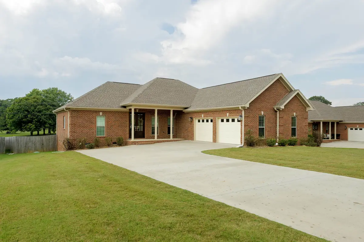 135 Oldenburg Dr, Killen, AL 35645 - #1