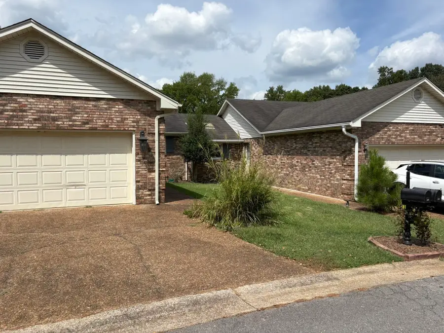 229 Hillsboro Cir, Florence, AL 35630 - #3