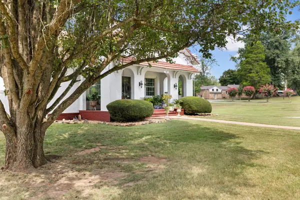 700 Wilson Dam Cir, Sheffield, AL 35660