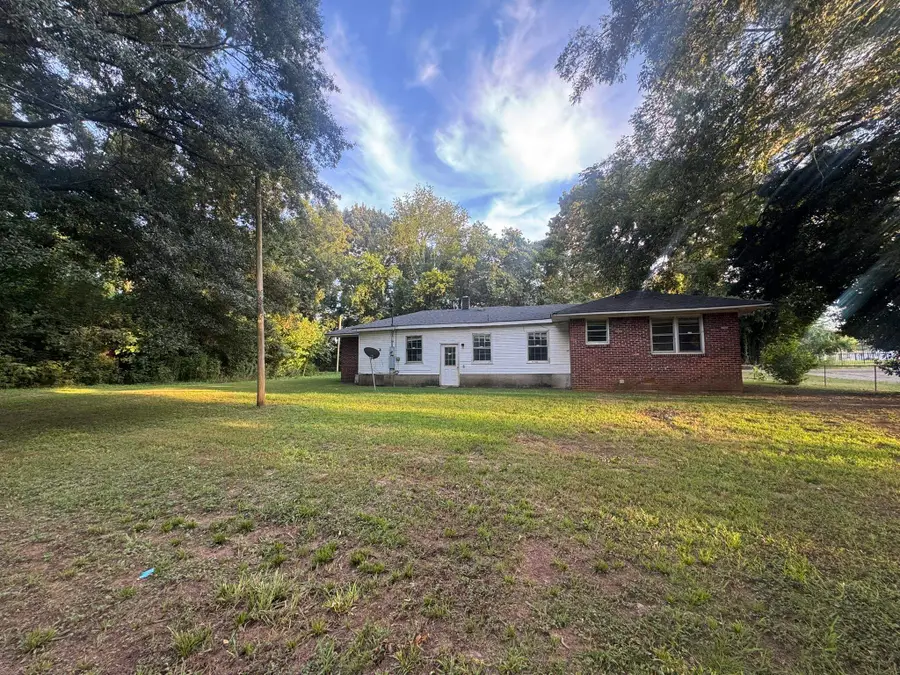 1217 Gayle St, Tuscumbia, AL 35674 - #3