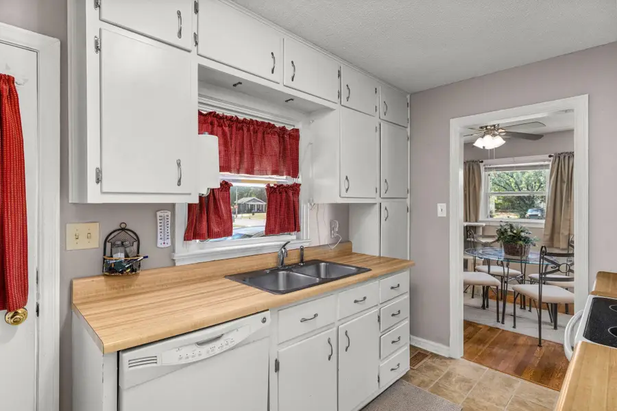 1512 Ridge Ave, Florence, AL 35630 - #3