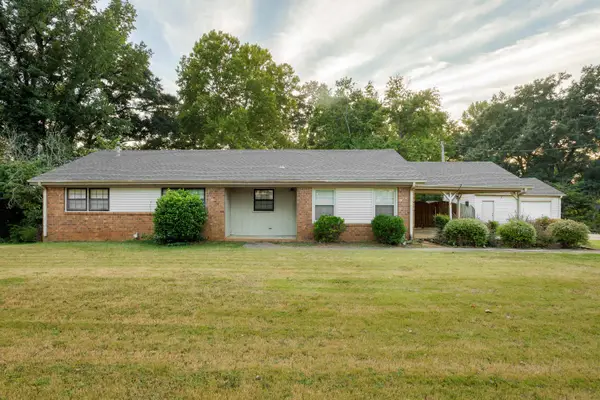 1524 Woodmont Dr, Tuscumbia, AL 35674
