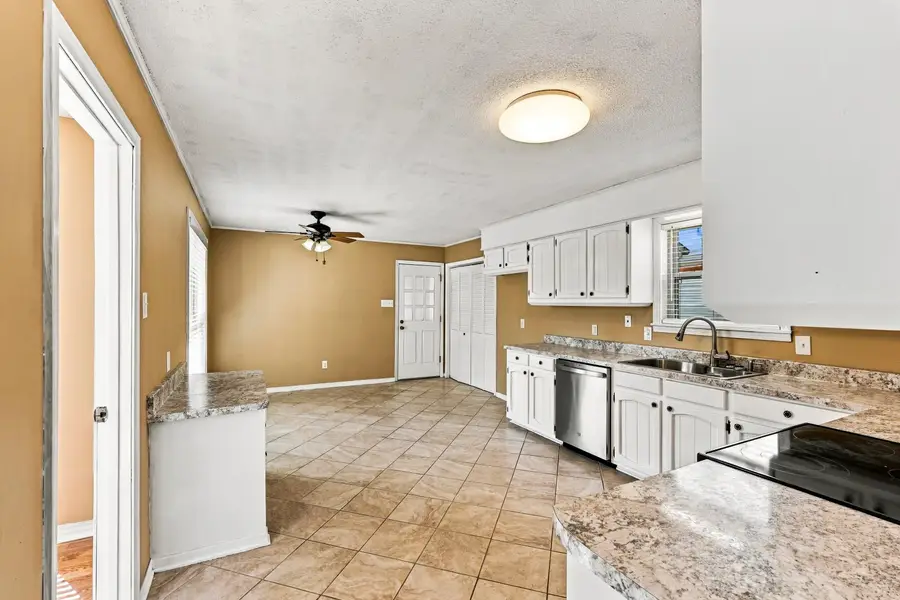 118 W Oak Hill Dr, Florence, AL 35633 - #3