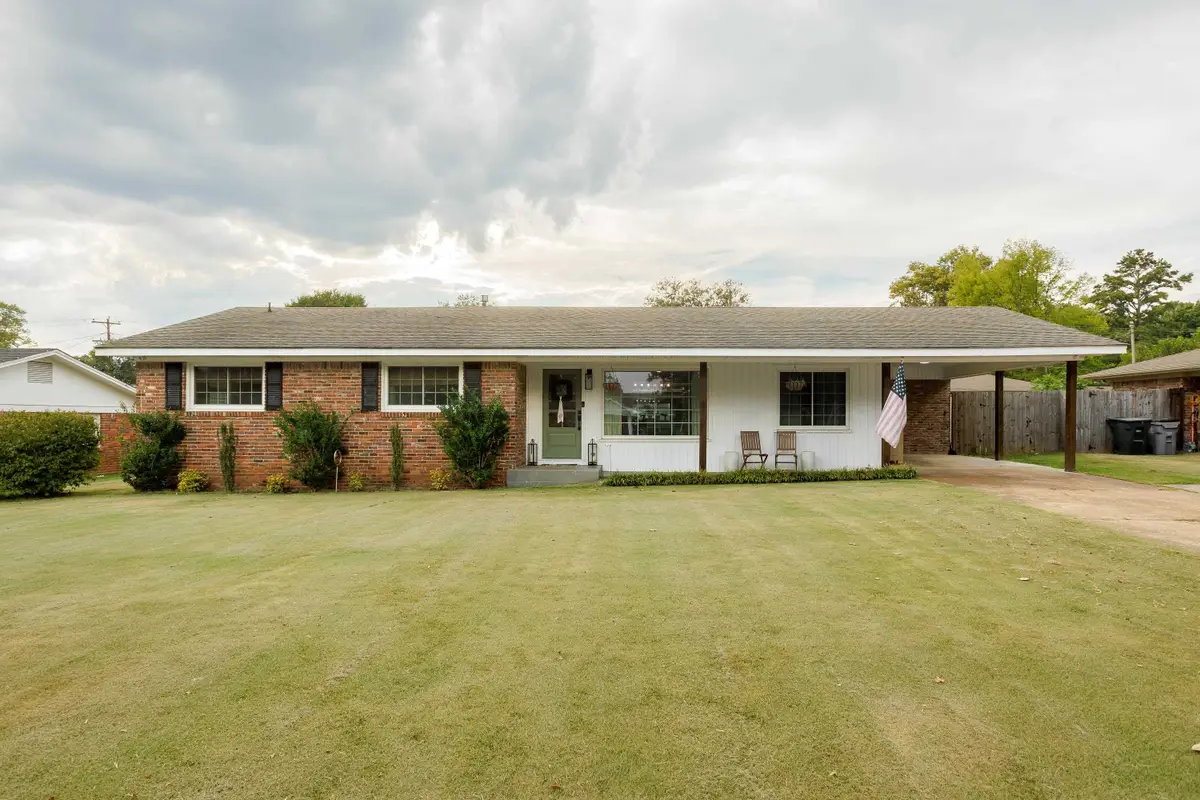 506 E Lakeside Dr, Florence, AL 35630 - #1