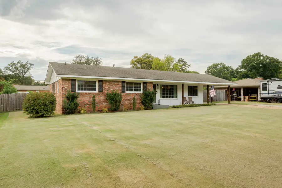 506 E Lakeside Dr, Florence, AL 35630 - #2