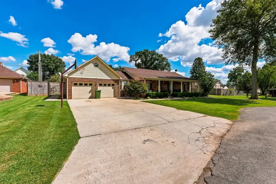 413 Park Ave, Muscle Shoals, AL 35661 - #2