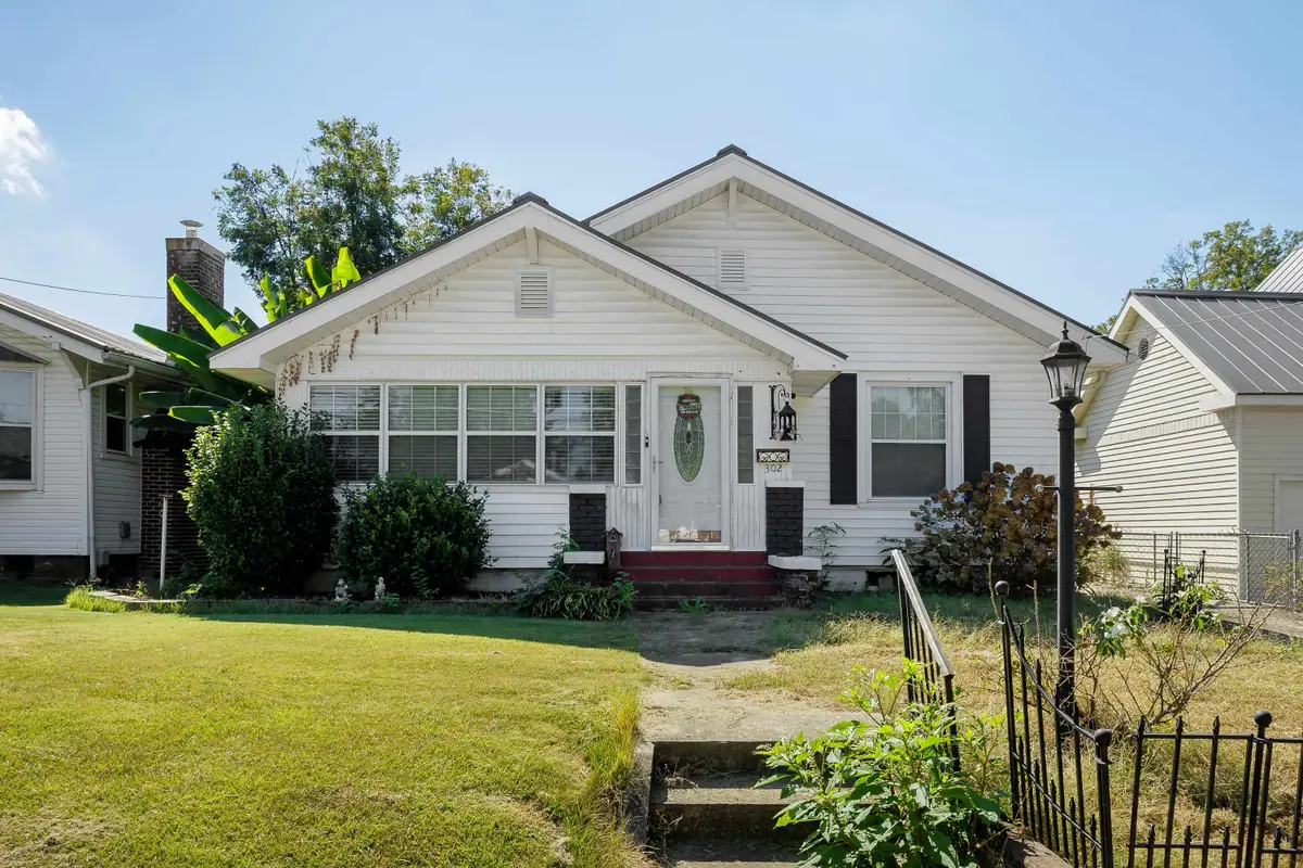 302 E 2nd St, Tuscumbia, AL 35674 - #1