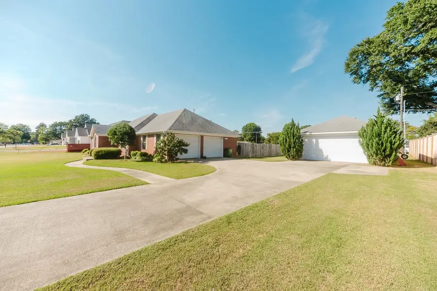 211 Congress St, Muscle Shoals, AL 35661 - #3