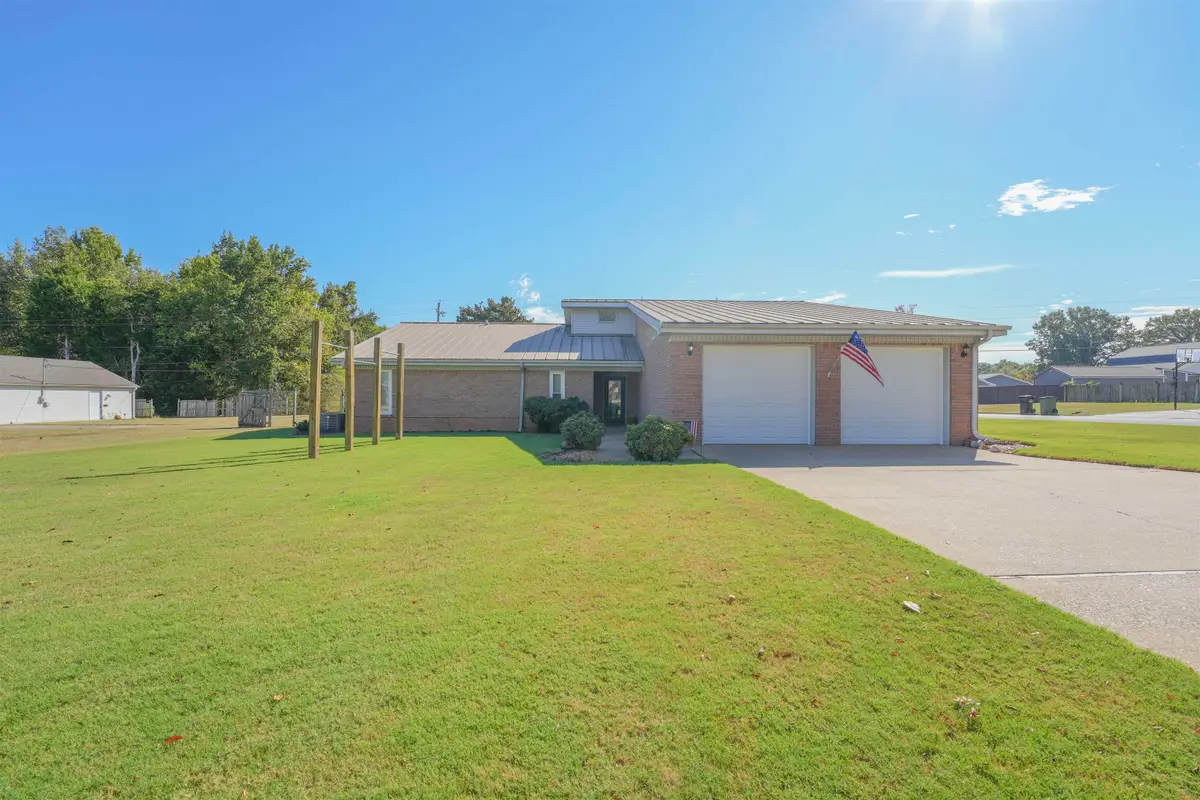 1007 Division St, Muscle Shoals, AL 35661 - #1