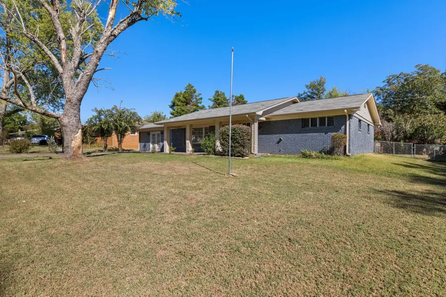 529 W Lakeside Dr, Florence, AL 35630 - #2