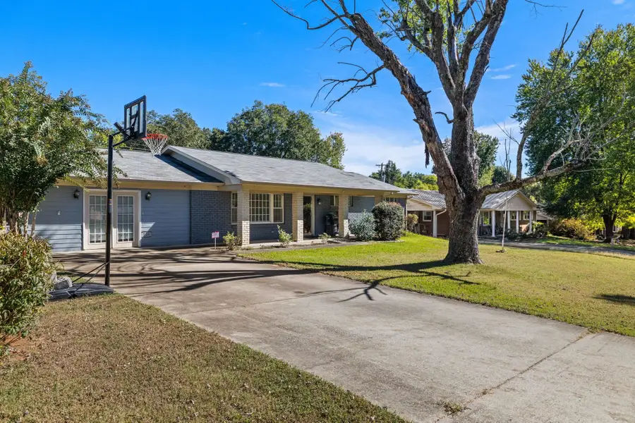 529 W Lakeside Dr, Florence, AL 35630 - #3