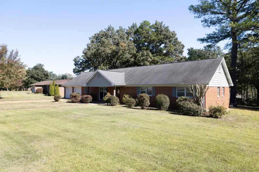 109 Chestnut Ln, Sheffield, AL 35660 - #2