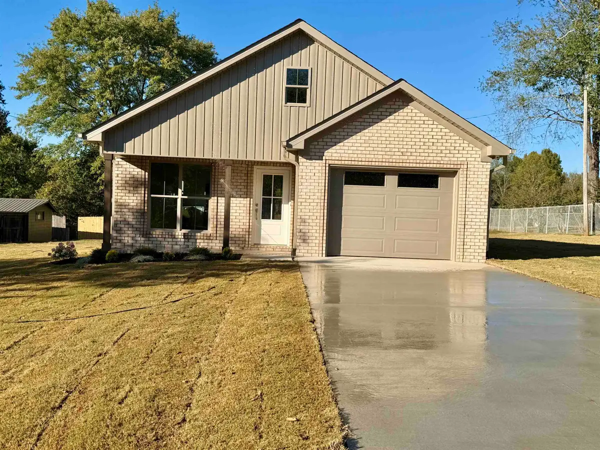 220 Buford St, Florence, AL 35633 - #1