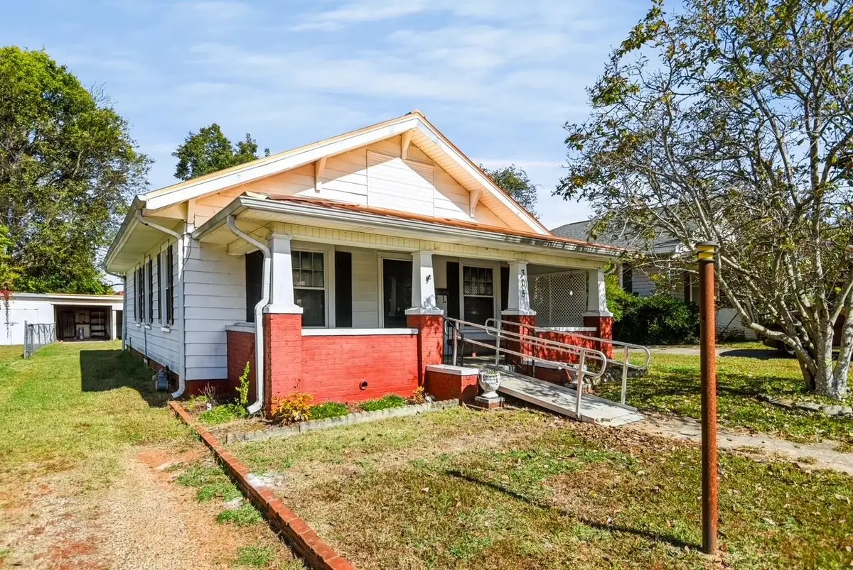305 E 2nd St, Tuscumbia, AL 35674 - #1
