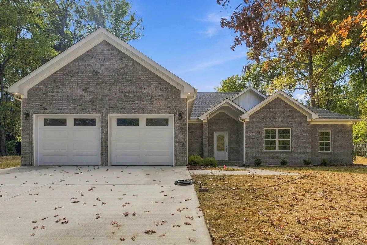 225 Colonial Dr, Florence, AL 35633 - #1