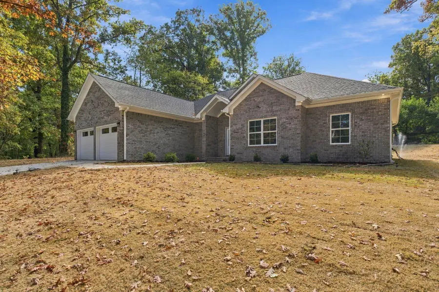 225 Colonial Dr, Florence, AL 35633 - #2