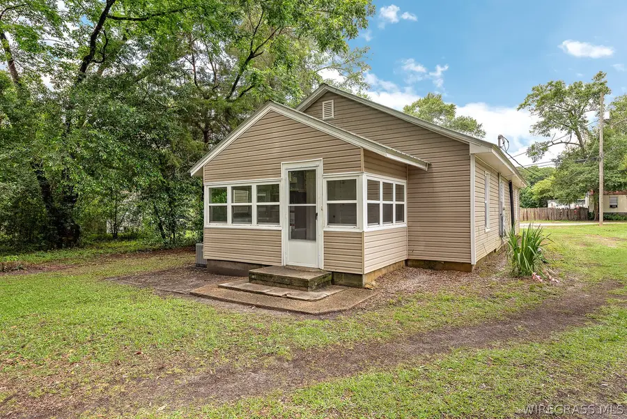 306 N Cherokee Street, Geneva, AL 36340 - #3