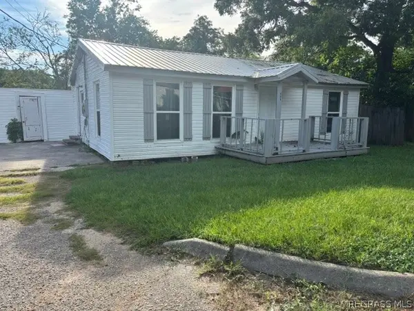 405 N 3rd Avenue, Hartford, AL 36344