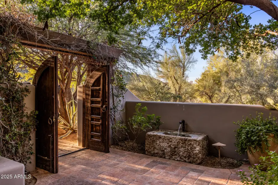 8300 E Dixileta Drive #211, Scottsdale, AZ 85266 - Image #2