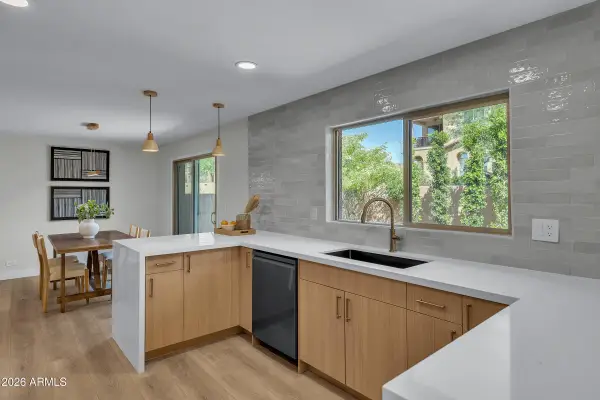 1010 E Lois Lane, Phoenix, AZ 85020