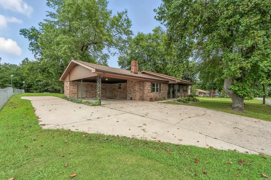 211 Adams Street N, Mena, AR 71953 - Image #2