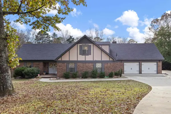 1424 N Lands End Pt, Russellville, AR 72802