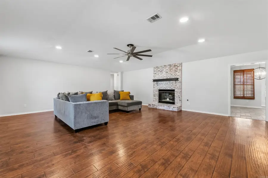 1 Club Ct, Jacksonville, AR 72076 - #3