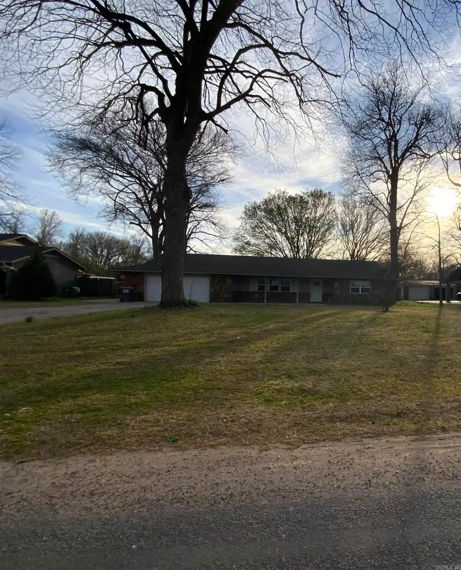 3006 Riverside Dr., Pine Bluff, AR 71602 - #2