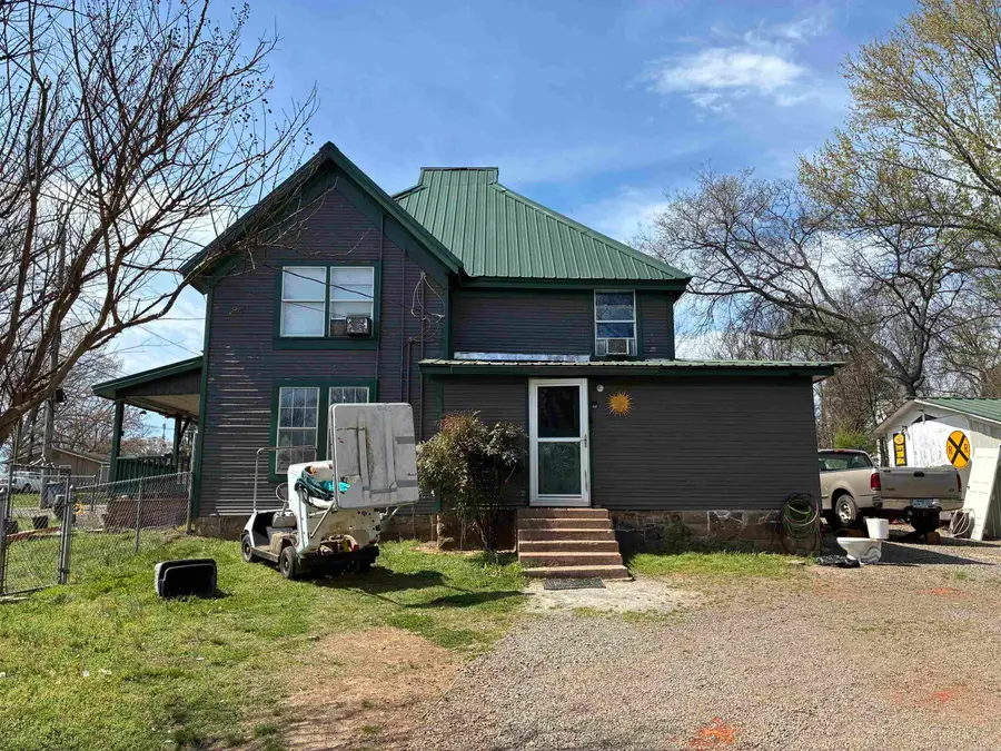 906 W Taylor St, Clarksville, AR 72830 - #3