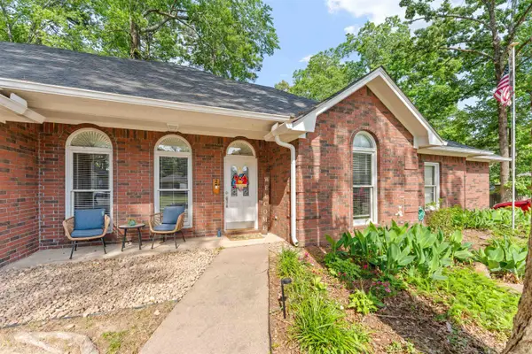 2 Crown Mountain Court, Maumelle, AR 72113