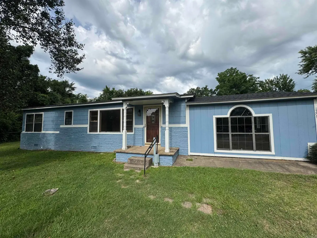 1209 N 3rd St, Ozark, AR 72949 - #1