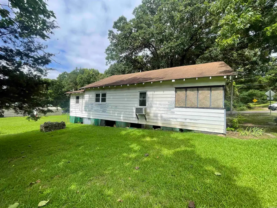 819 W Lake Avenue, De Queen, AR 71832 - #3