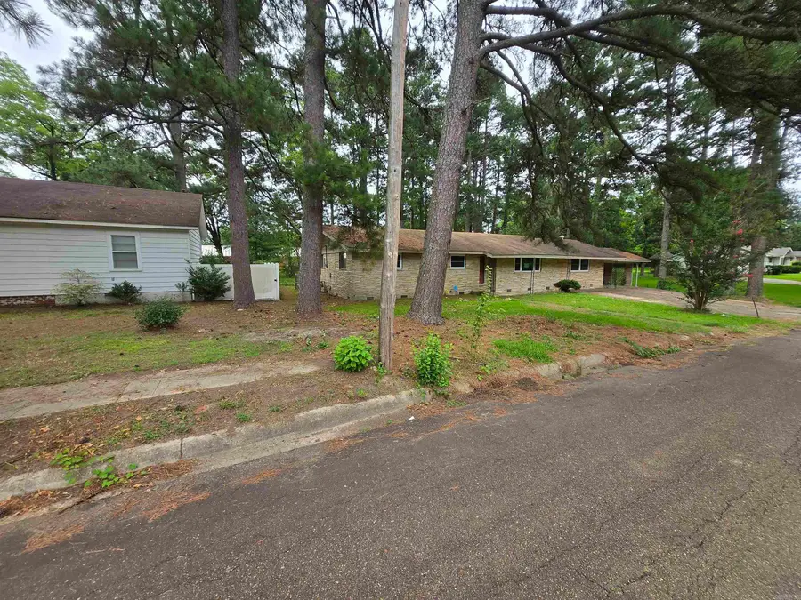 106 N Oakley Street, Fordyce, AR 71742 - #2