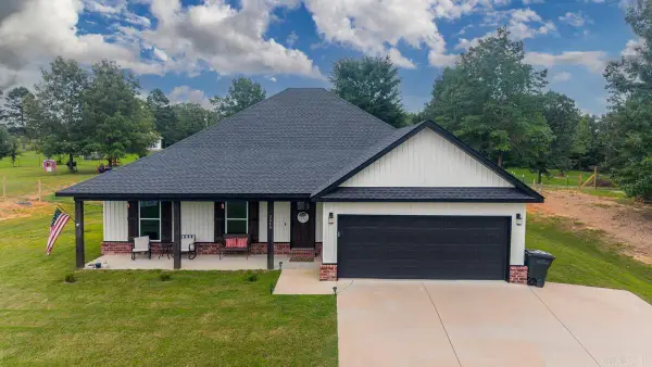 2040 Creekwood Circle, Bauxite, AR 72011