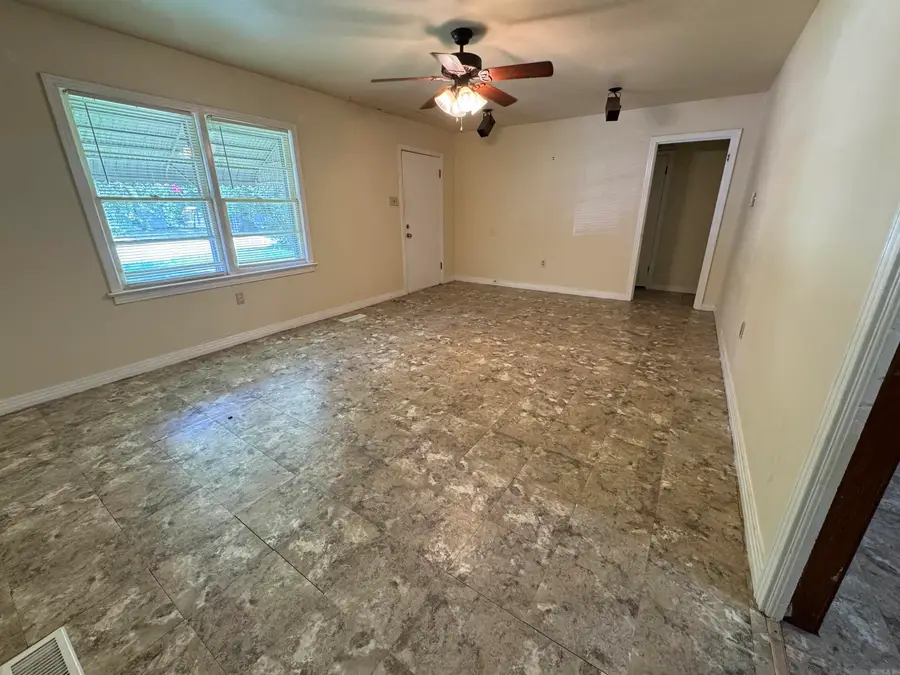 1648 Davis St, Conway, AR 72032 - #3