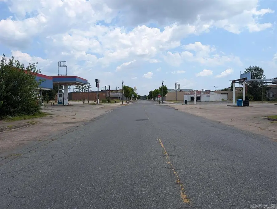 421 W Barraque Street, Pine Bluff, AR 71601 - #2