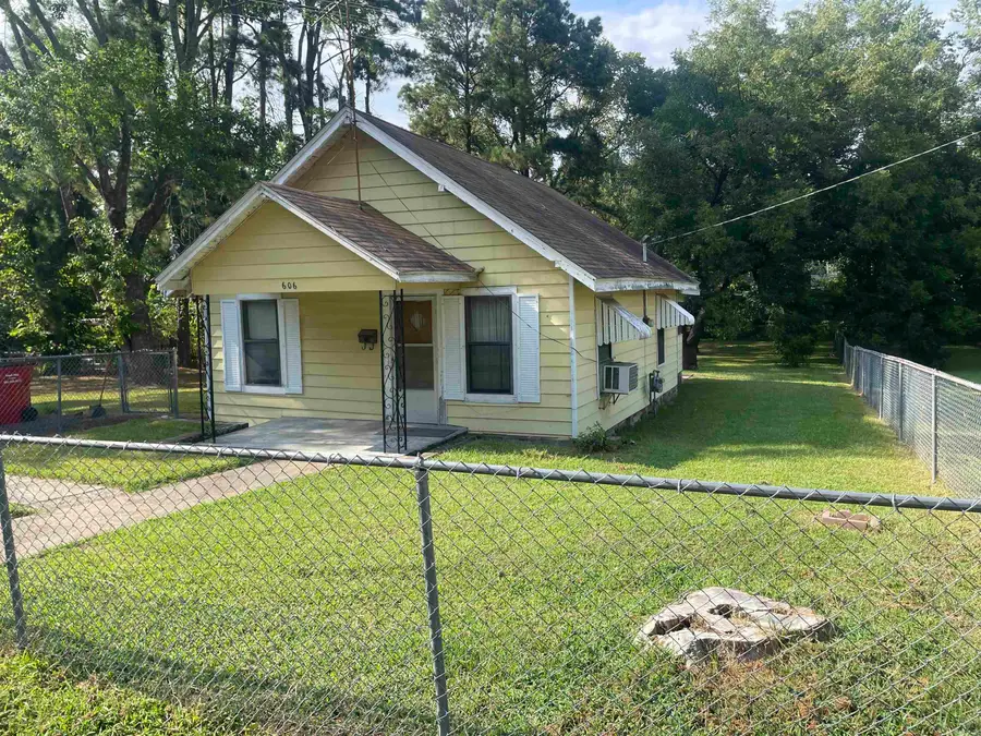606 W Bennett Street, Morrilton, AR 72110 - #3