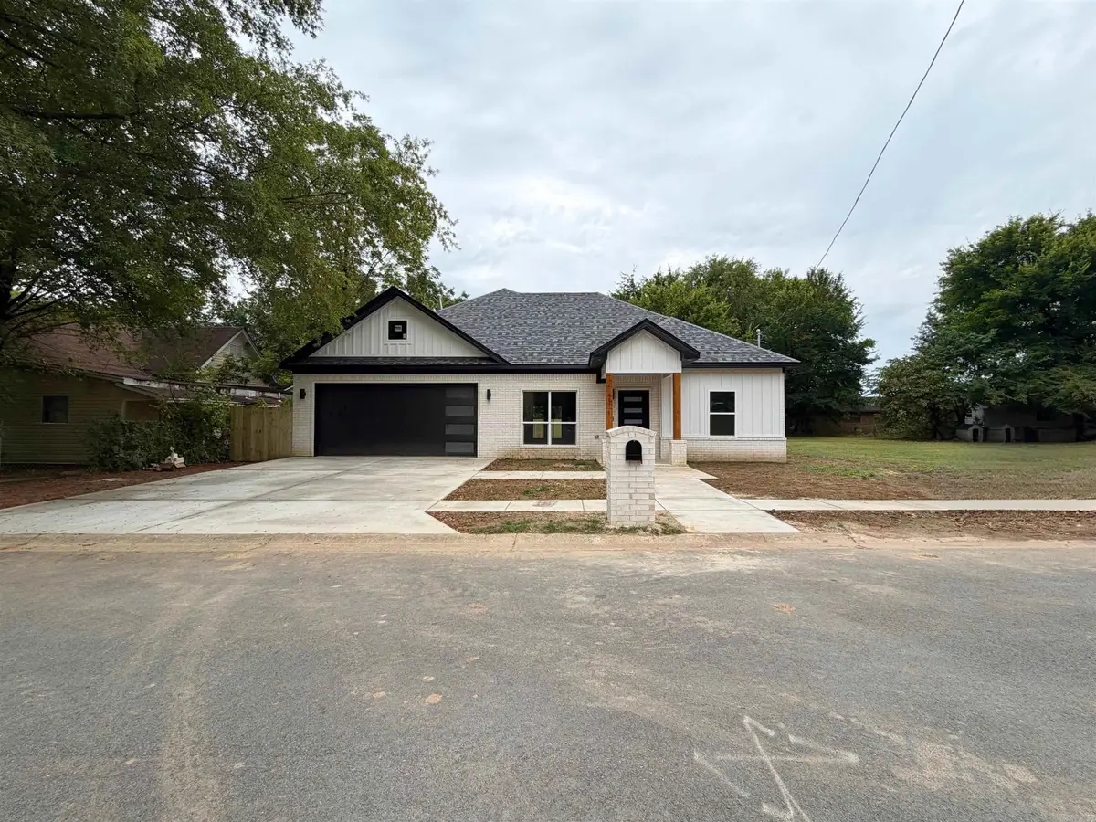 611 1/2 Walnut Street, Conway, AR 72032 - #1