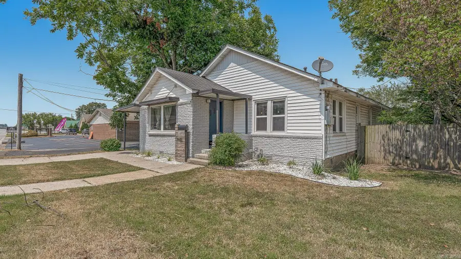1011 W Court Street, Paragould, AR 72450 - #3
